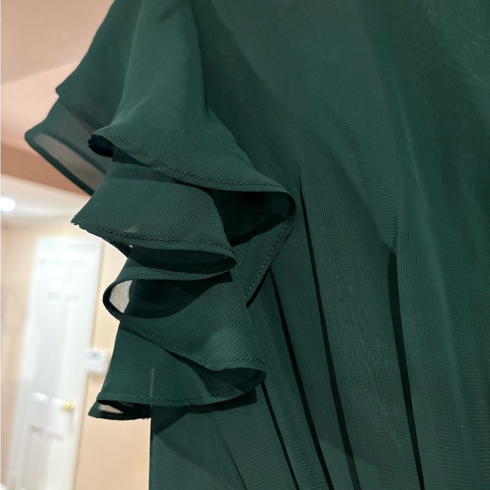 Chic Emerald Green Dress with Ruffle Sleeves